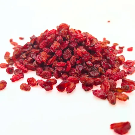 Getrocknete, kleine, rote Beeren auf weißem Hintergrund