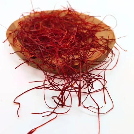 Rote Fäden auf einem Holzbrett