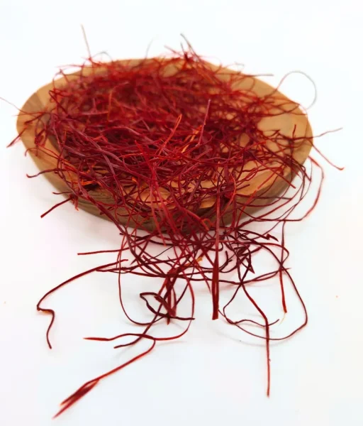 Rote Fäden auf einem Holzbrett