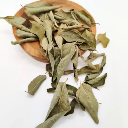 Getrocknete Curryblätter auf Holzschale