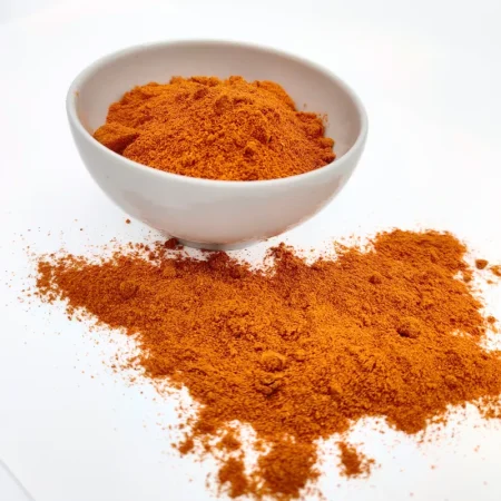 Schüssel mit rotem Gewürzpulver