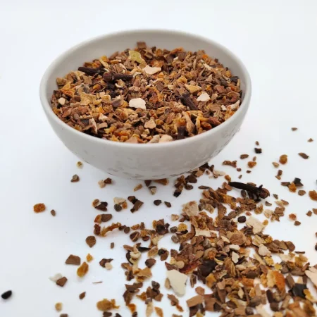 Schüssel mit Gewürzmischung und getrockneten Früchten