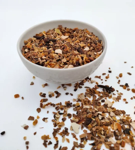 Schüssel mit Gewürzmischung und getrockneten Früchten
