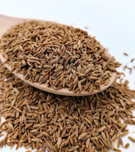 Kreuzkümmelsamen auf einem Holzlöffel