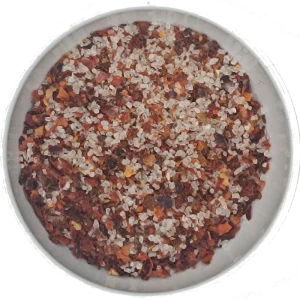 Chiliflocken mit groben Salz