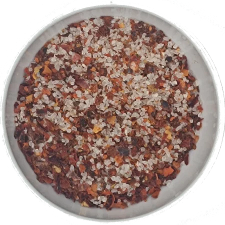 Chiliflocken mit groben Salz