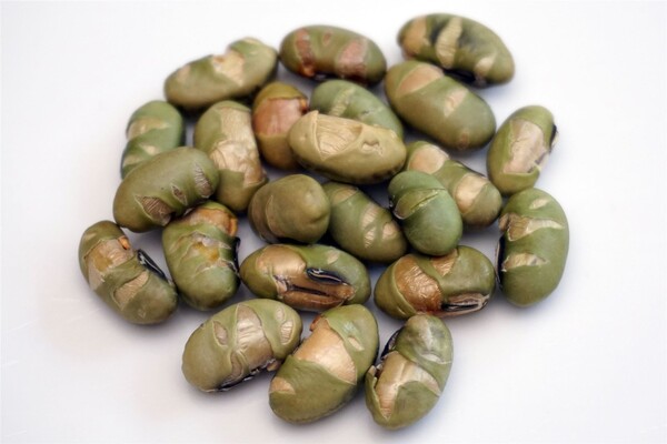 Geröstete Edamame-Bohnen auf weißem Hintergrund