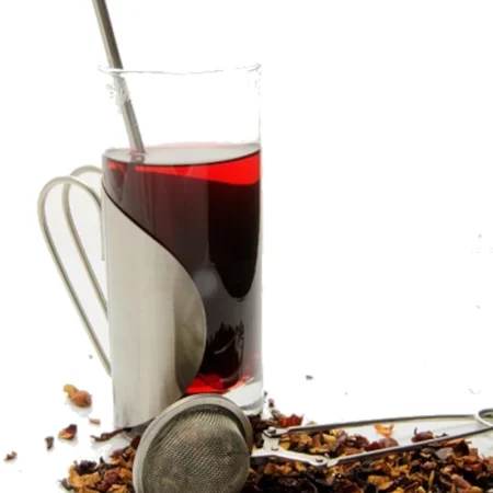 Früchtetee rot im Glas und lose mit Teesieb