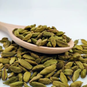 Grüne Kardamom Kapseln auf Holzlöffel