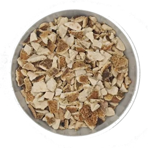 Getrocknete Orangenschalen geschnitten in Schüssel